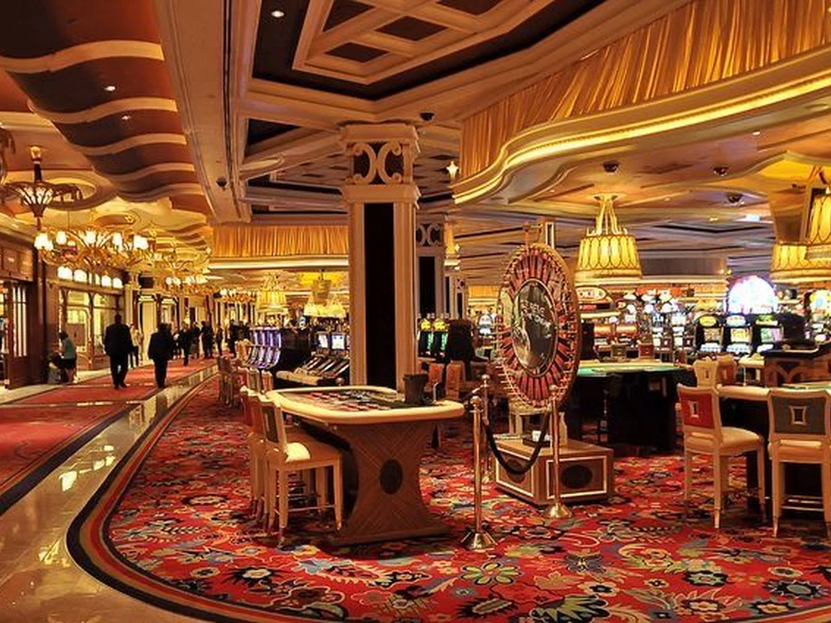 Tampilan meja baccarat dan kartu di area kasino JITUTOTO